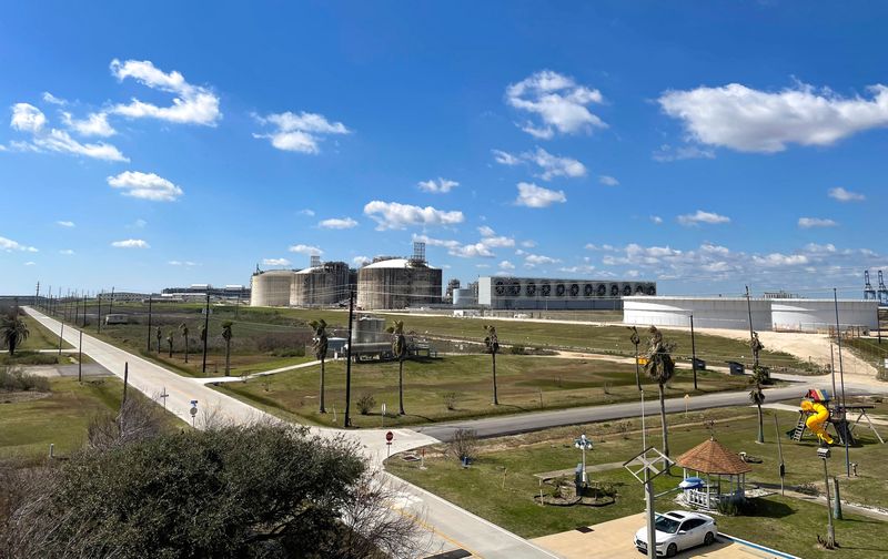 © Reuters. FILE PHOTO: Storage tanks and gas-chilling units are seen at Freeport LNG, the second largest exporter of U.S. liquified natural gas, near Freeport, Texas, U.S., February 11, 2023. Reuters/Arathy Somasekhar/File Photo