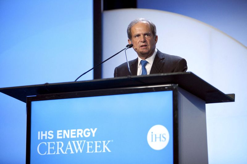 © Reuters. FILE PHOTO: Scott Sheffield, CEO of Pioneer Resources, speaks during the IHS CERAWeek 2015 energy conference in Houston, Texas April 21, 2015.  REUTERS/Daniel Kramer/File Photo