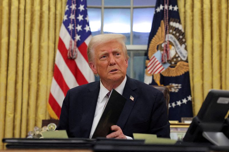 © Reuters. FILE PHOTO: U.S. President Donald Trump signs documents as he issues executive orders and pardons for January 6 defendants in the Oval Office at the White House on Inauguration Day in Washington, U.S., January 20, 2025. REUTERS/Carlos Barria/File Photo