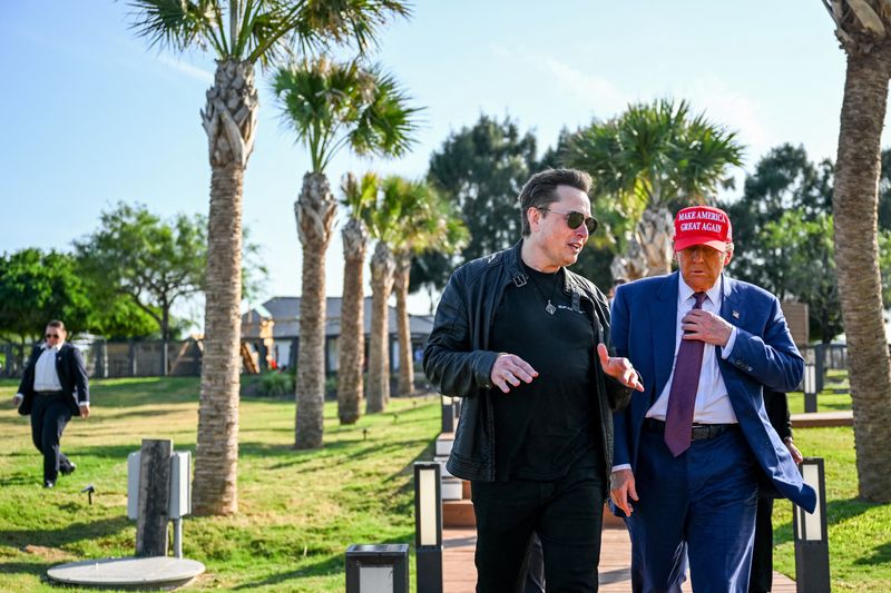 © Reuters. FILE PHOTO: Elon Musk greets U.S. President-elect Donald Trump as he arrives to attend a viewing of the launch of the sixth test flight of the SpaceX Starship rocket in Brownsville, Texas, U.S., November 19, 2024. Brandon Bell/Pool via REUTERS/File Photo