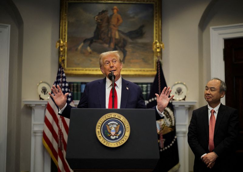 © Reuters. FILE PHOTO: U.S. President Donald Trump delivers remarks on AI infrastructure, next to SoftBank CEO Masayoshi Son at the Roosevelt room at White House in Washington, U.S., January 21, 2025.  REUTERS/Carlos Barria/File Photo