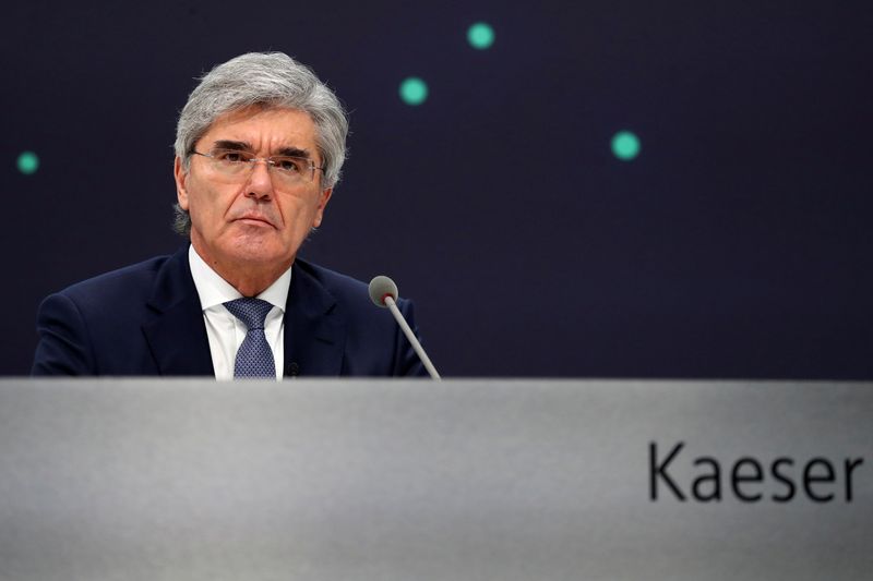 © Reuters. FILE PHOTO: Joe Kaeser, then CEO of German industrial conglomerate Siemens, February 3, 2021. Matthias Schrader/Pool via REUTERS/File Photo