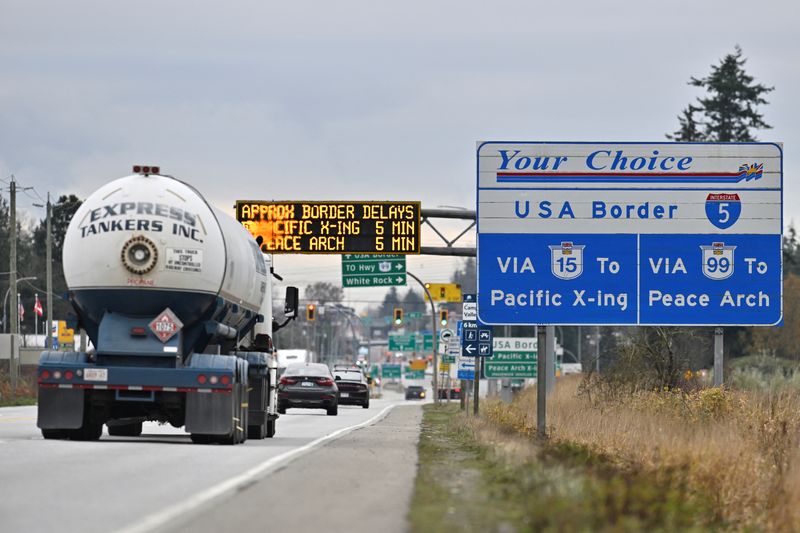 © Reuters. FILE PHOTO: Commercial trucks head towards the U.S. Customs and Border Protection (CBP) Pacific Highway Port of Entry from south Surrey, British Columbia, Canada, November 26, 2024.  REUTERS/Jennifer Gauthier/File Photo