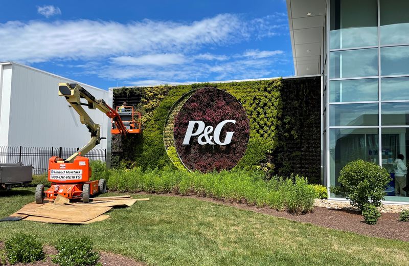 © Reuters. FILE PHOTO: A plant wall with Procter & Gamble's logo is pictured at the entrance to the company's highly automated cleaning products factory in Tabler Station, West Virginia, U.S., May 28, 2021. Picture taken May 28, 2021. REUTERS/Timothy Aeppel/File Photo