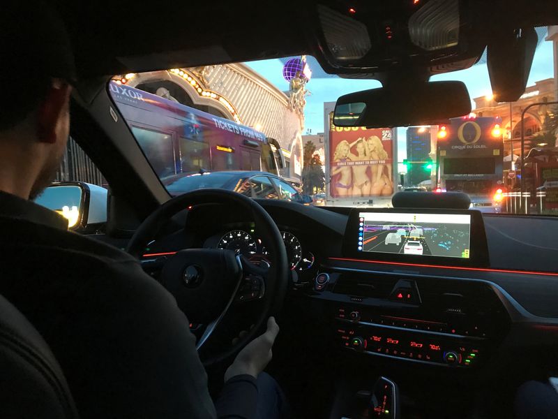 © Reuters. FILE PHOTO: A driver holds his hands just underneath the steering wheel during a live-demonstration of Aptiv's self-driving vehicle in Las Vegas, Nevada, U.S., January 7, 2018.  REUTERS/Alexandria Sage/File Photo