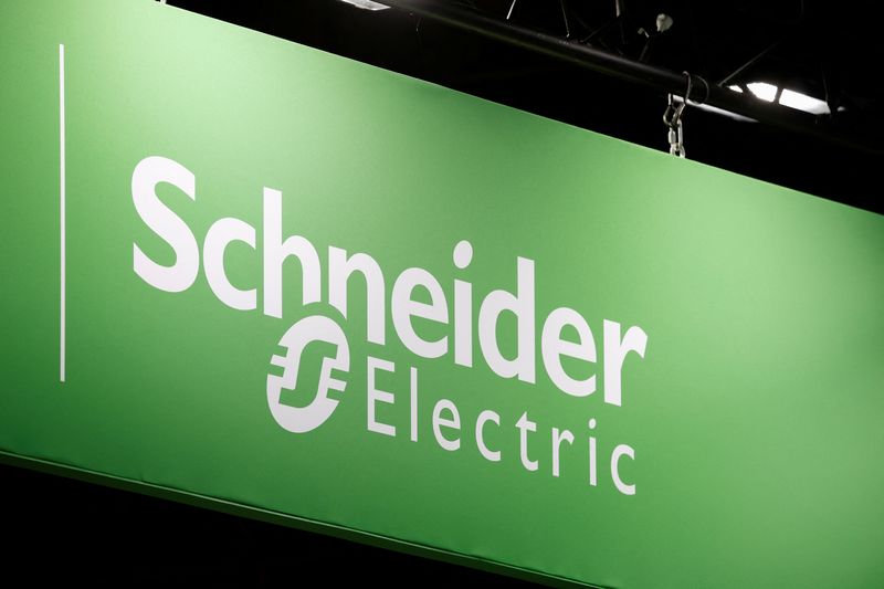 © Reuters. FILE PHOTO: The logo of Schneider Electric is pictured at the Global Industrie exhibition in Villepinte near Paris, France, March 26, 2024. REUTERS/Benoit Tessier/File Photo