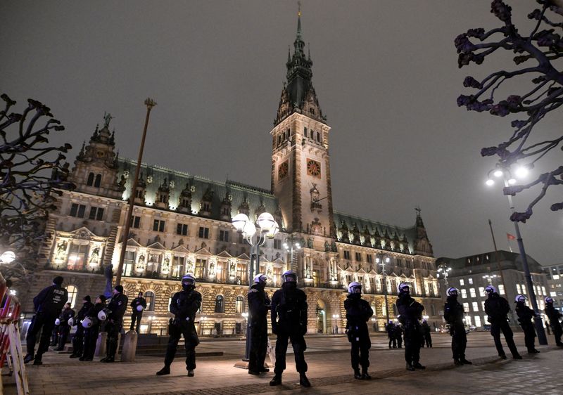 © Reuters. FILE PHOTO: Police officers stand guard in front of Hamburg's town hall where the far-right Alternative for Germany party (AfD) was holding a meeting, in Hamburg, Germany, January 16, 2025. REUTERS/Fabian Bimmer/File Photo