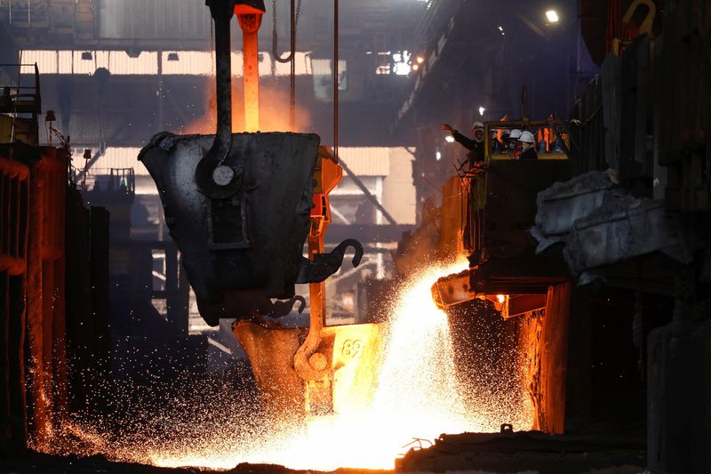 © Reuters. FILE PHOTO: Workers monitor the nickel melting process at a nickel smelter of PT Vale Tbk in Sorowako, South Sulawesi province, Indonesia, March 30, 2023. REUTERS/Ajeng Dinar Ulfiana/File Photo