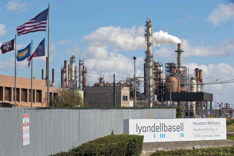 © Reuters. FILE PHOTO: A general view of the Lyondell-Basell refinery in Houston, Texas February 1, 2015. REUTERS/Richard Carson/File Photo