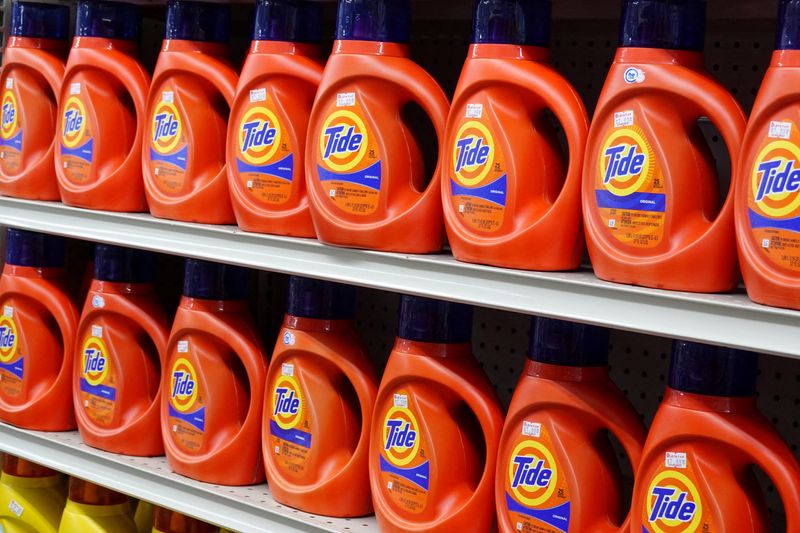 © Reuters. FILE PHOTO: Tide detergent, a brand owned by Procter & Gamble, is seen for sale in a store in Manhattan, New York City, U.S., June 29, 2022. REUTERS/Andrew Kelly/File Photo