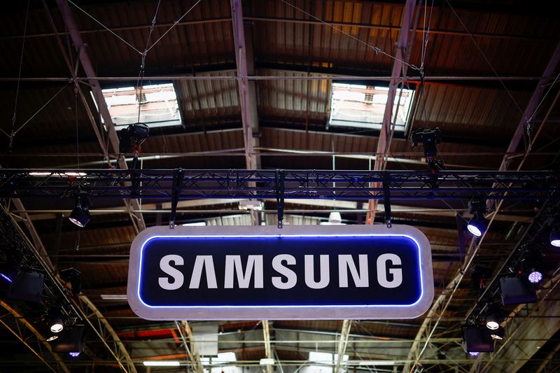 © Reuters. FILE PHOTO: Samsung logo is seen at the Paris Games Week (PGW), a trade fair for video games in Paris, France, October 27, 2024. REUTERS/Sarah Meyssonnier/File Photo