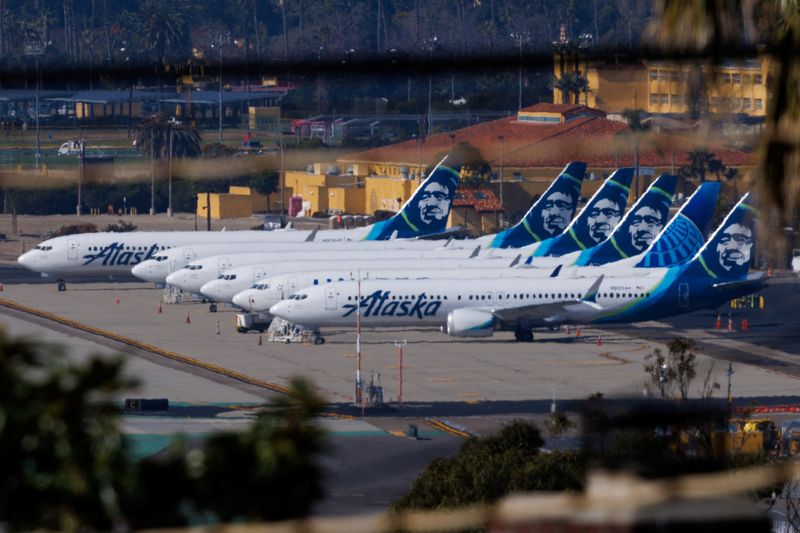 © Reuters. FILE PHOTO: Alaska Airlines commercial airplanes are shown parked off to the side of the airport in San Diego, California, Calinforia, U.S. January 18, 2024.  REUTERS/Mike Blake/File Photo