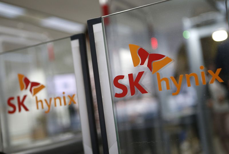 © Reuters. The logos of SK Hynix is seen at its headquarters in Seongnam, South Korea, April 25, 2016. REUTERS/Kim Hong-Ji/File Photo