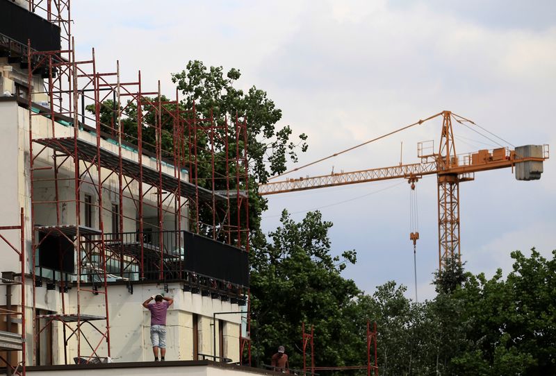 © Reuters. A worker is seen at the construction site of a building in Budapest, Hungary, May 16, 2018. Picture taken May 16, 2018. REUTERS/Bernadett Szabo/File Photo