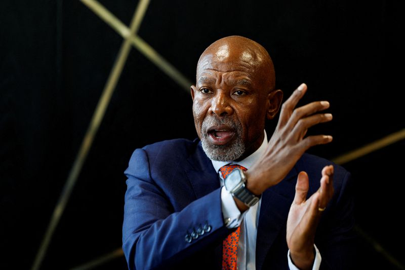 © Reuters. FILE PHOTO: Governor of the South African Reserve Bank, Lesetja Kganyago, gestures during an interview with Reuters in Centurion, South Africa April 3, 2024 REUTERS/James Oatway/File Photo