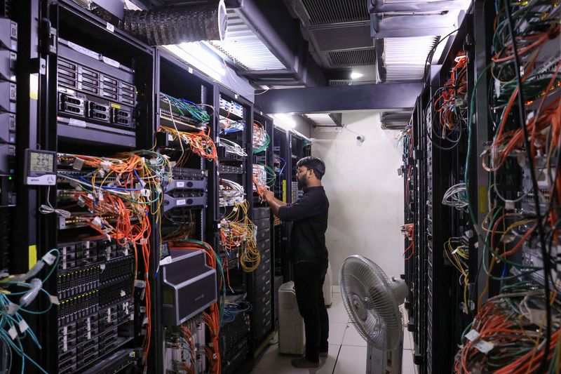 © Reuters. FILE PHOTO: A technician works at a data centre in Karachi, Pakistan August 22, 2024. REUTERS/Akhtar Soomro/File Photo