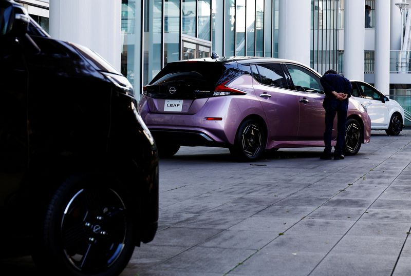 © Reuters. FILE PHOTO: A visitor looks at Nissan Motor's electric vehicle (EV) model Leaf at its showroom in Yokohama, Japan, November 3, 2023. REUTERS/Kim Kyung-Hoon/File Photo