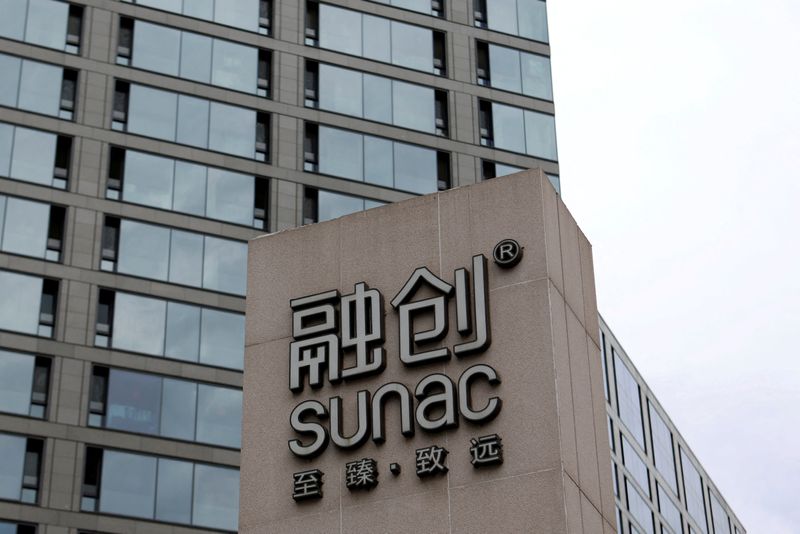 © Reuters. FILE PHOTO: The logo of property developer Sunac is seen outside a residential compound in Beijing, China September 19, 2023. REUTERS/Florence Lo/File Photo