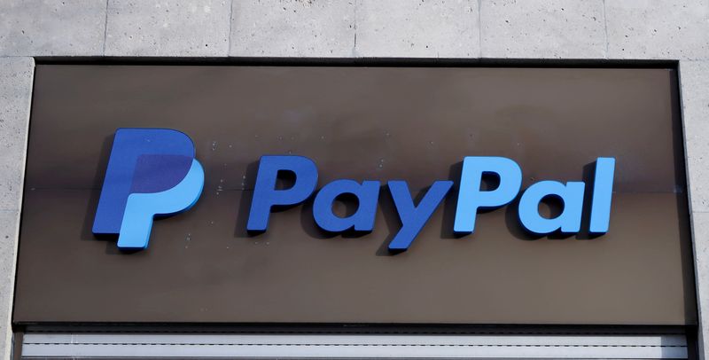 © Reuters. FILE PHOTO: The PayPal logo is seen at an office building in Berlin, Germany, March 5, 2019.   REUTERS/Fabrizio Bensch/File Photo