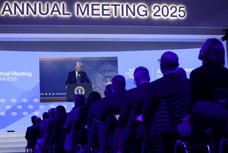 © Reuters. U.S. President Donald Trump makes a special address remotely during the 55th annual World Economic Forum (WEF) meeting in Davos, Switzerland, January 23, 2025. REUTERS/Yves Herman