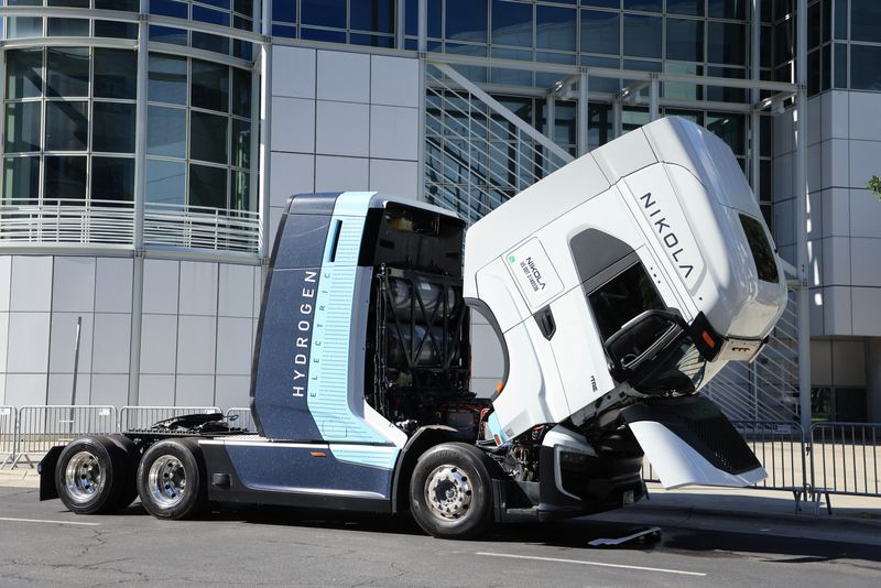 © Reuters. FILE PHOTO: A Nikola Hydrogen Fuel Cell EV is displayed during the press day preview of the Los Angeles Auto Show in Los Angeles, California, U.S. November 16, 2023.  REUTERS/David Swanson/File Photo