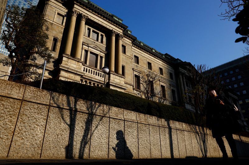 © Reuters. A passerby walks past in front of the Bank of Japan headquarters in Tokyo, Japan January 23, 2025.  REUTERS/Issei Kato