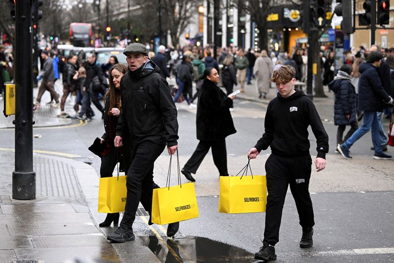 © Reuters. FILE PHOTO: Shoppers walk on Oxford Street in London, Britain, December 21, 2024.  REUTERS/Jaimi Joy/File Photo