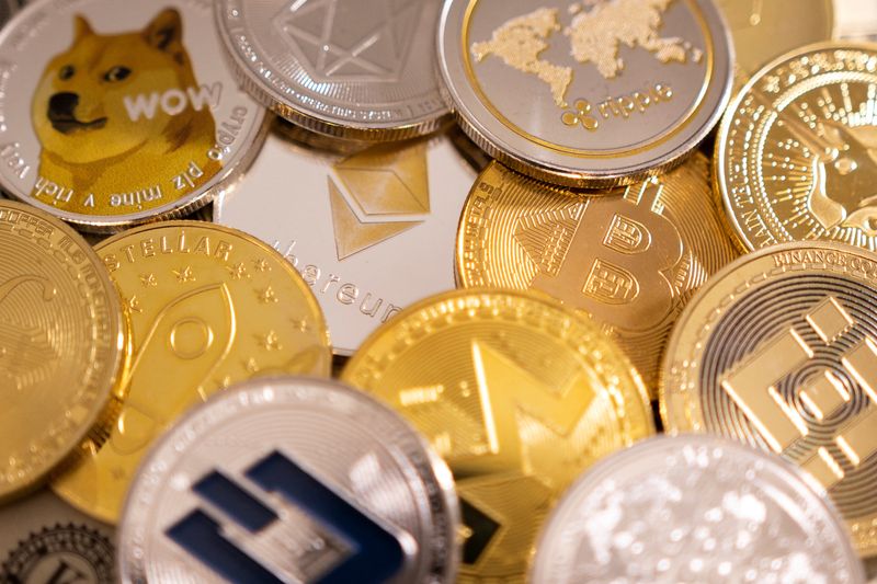 © Reuters. A representations of cryptocurrencies in this illustration taken, January 24, 2022. REUTERS/Dado Ruvic/Illustration/File Photo