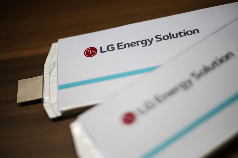 © Reuters. Battery cells with the logo of LG Energy Solution are displayed at the company headquarters in Seoul, South Korea, April 23, 2024.   REUTERS/Kim Hong-Ji/File Photo