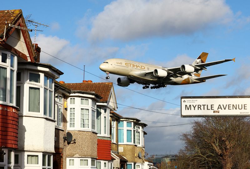 © Reuters. FILE PHOTO: An Etihad Airways plane lands at Heathrow during Storm Isha in London, Britain, January 22, 2024. REUTERS/Matthew Childs/File Photo