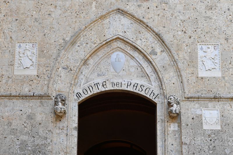 © Reuters. FILE PHOTO: View of the entrance to the headquarters of Monte dei Paschi di Siena (MPS), in Siena, Italy, August 11, 2021. REUTERS/Jennifer Lorenzini/File Photo