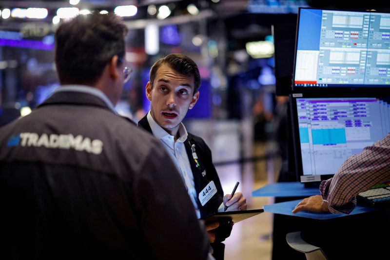 © Reuters. FILE PHOTO: Traders work on the floor at the New York Stock Exchange (NYSE) in New York City, U.S., September 9, 2024.  REUTERS/Brendan McDermid/File Photo