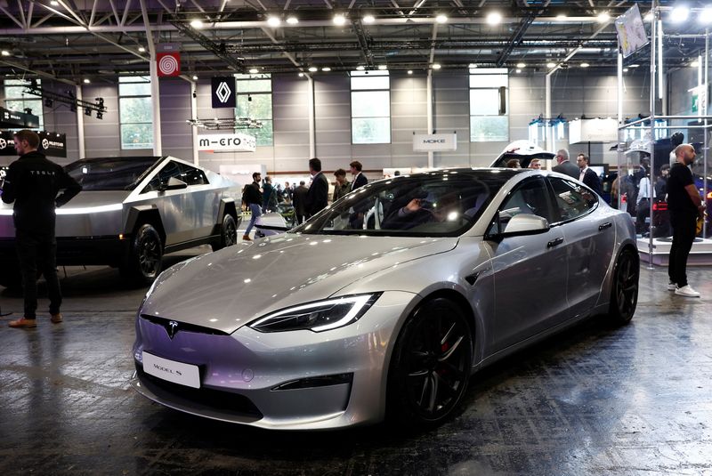 © Reuters. A Tesla Model S electric car is displayed on media day at the 2024 Paris Auto Show in Paris, France, October 14, 2024. REUTERS/Benoit Tessier/File Photo