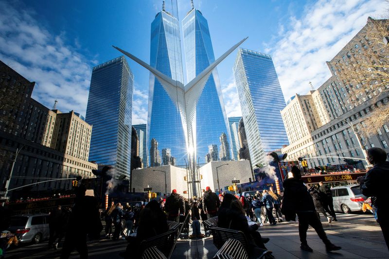 © Reuters. FILE PHOTO: People walk around the Financial District near the New York Stock Exchange (NYSE) in New York, U.S., December 29, 2023. REUTERS/Eduardo Munoz/File Photo