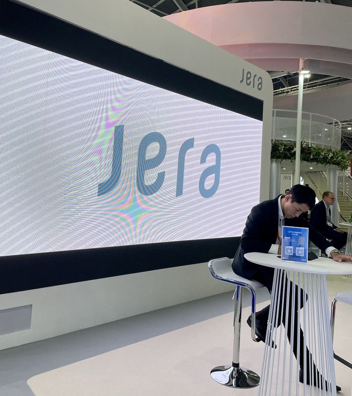 © Reuters. FILE PHOTO: Japan's JERA's booth is seen at Gastech 2023 in Singapore September 7, 2023. REUTERS/Florence Tan/File Photo