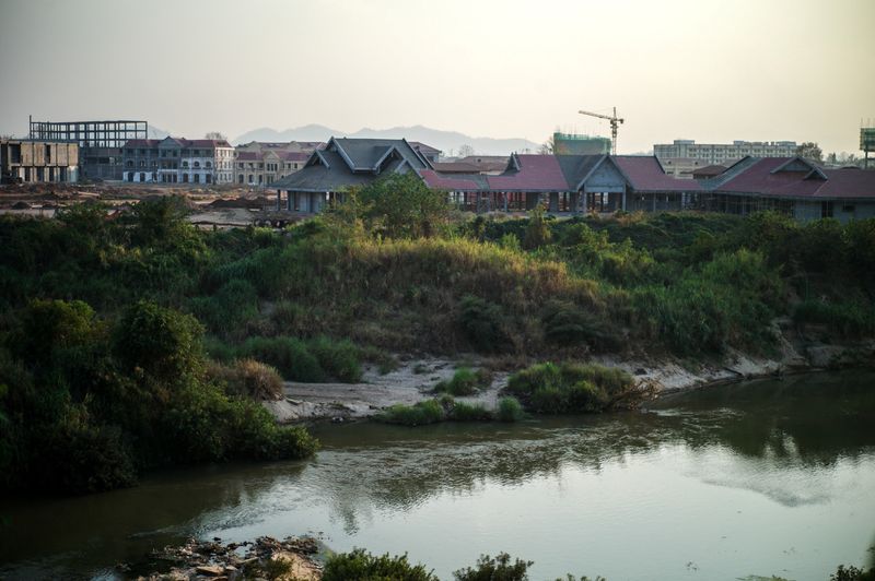 © Reuters. FILE PHOTO: A generic view of Shwe Kokko city, a casino, entertainment, and tourism complex are seen under construction from Thailand's side of the border, following the arrest of a gambling tycoon, She Zhijiang, who developed the city, in Thailand in 2022, in Mae Sot district, Thailand, March 9, 2020. REUTERS/Panu Wongcha-um/File Photo