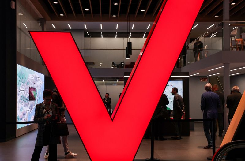 © Reuters. FILE PHOTO: People visit the Verizon stand at the Mobile World Congress (MWC) in Barcelona, Spain February 27, 2023. REUTERS/Nacho Doce/File Photo