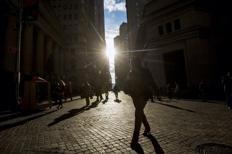 © Reuters. FILE PHOTO: Morning commuters walk on Wall Street in New York's financial district October 30, 2014. REUTERS/Brendan McDermid/File Photo