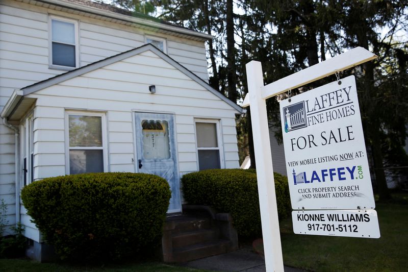 © Reuters. FILE PHOTO: A 'for sale' is seen outside a single family house in Garden City, New York, U.S., May 23, 2016. REUTERS/Shannon Stapleton/File Photo