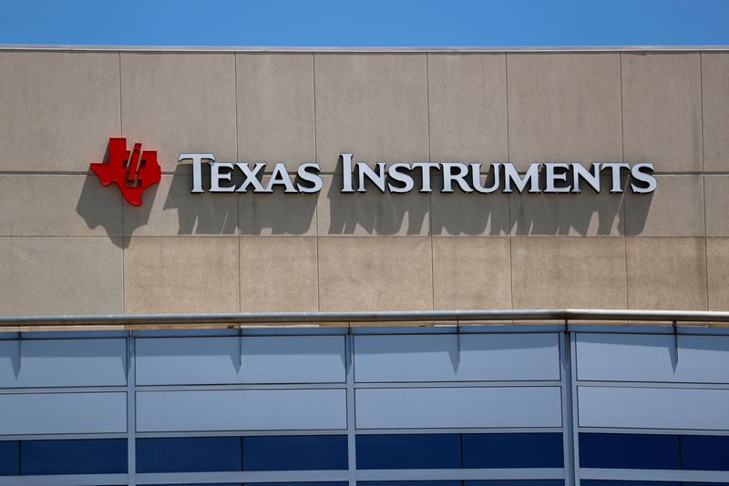 © Reuters. FILE PHOTO: A Texas Instruments Office is shown in San Diego, California, U.S., April 24, 2018.  REUTERS/Mike Blake/File Photo