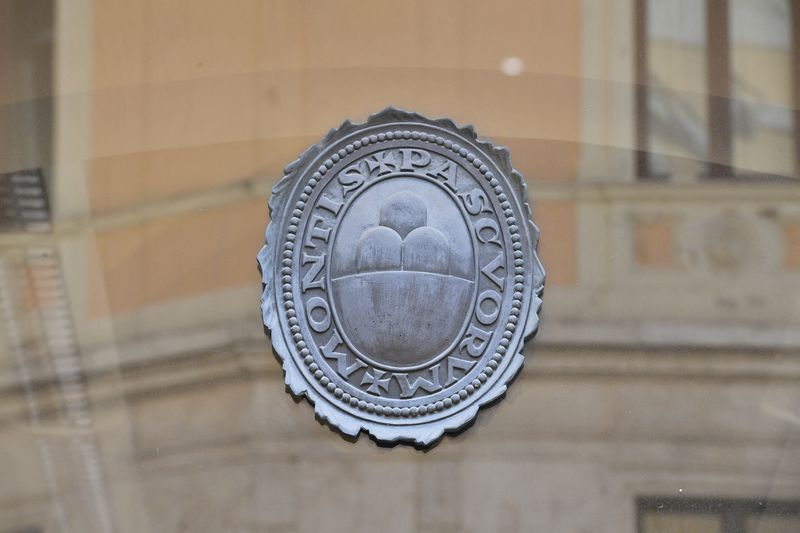 © Reuters. FILE PHOTO: View of the logo of Monte dei Paschi di Siena (MPS), the oldest bank in the world, which is facing massive layoffs as part of a planned corporate merger, in Siena, Italy, August 11, 2021. REUTERS/Jennifer Lorenzini/File Photo