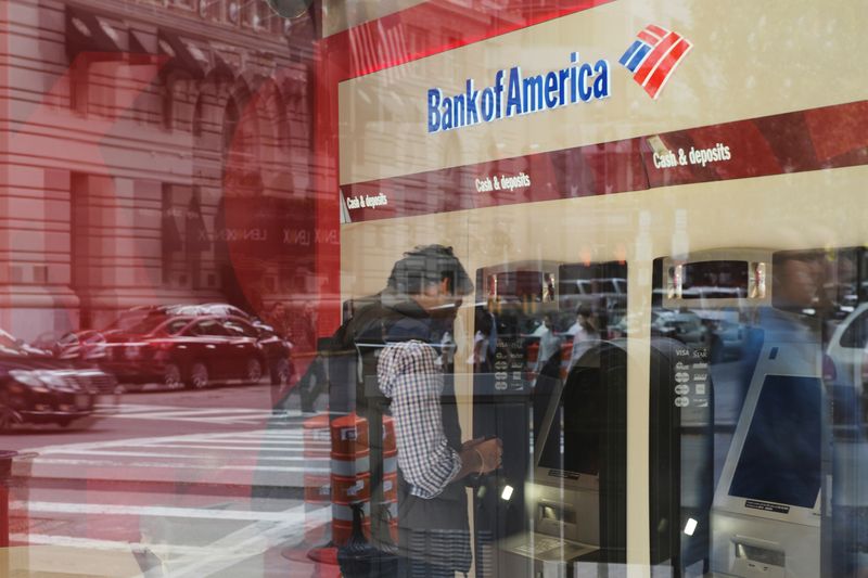 © Reuters. FILE PHOTO: A customer uses an ATM at a Bank of America branch in Boston, Massachusetts, U.S., October 11, 2017. REUTERS/Brian Snyder/File Photo