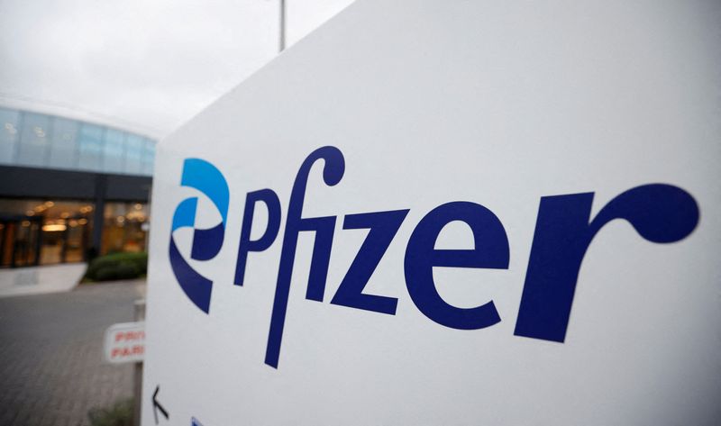 © Reuters. FILE PHOTO: Pfizer company logo is seen at a Pfizer office in Puurs, Belgium, December 2, 2022. REUTERS/Johanna Geron/File Photo