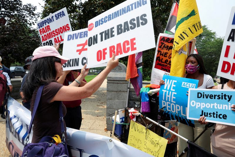 © Reuters. FILE PHOTO: Demonstrators for and against the U.S. Supreme Court decision to strike down race-conscious student admissions programs at Harvard University and the University of North Carolina confront each other, in Washington, U.S., June 29, 2023. REUTERS/Evelyn Hockstein/File Photo