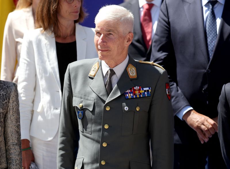 © Reuters. Robert Brieger, chairman of the European Union Military Committee (EUMC), poses for a family photo with other attendees during the informal EU ministerial meeting on defence in Toledo, Spain August 30, 2023. REUTERS/Isabel Infantes/File Photo