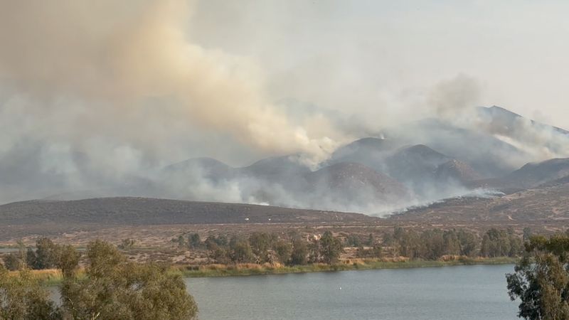 © Reuters. Smoke rises as the Border 2 Fire burns, in Chula Vista, California, U.S., January 24, 2025, in this screen grab obtained from a social media video. Benjamin Chapman/via REUTERS