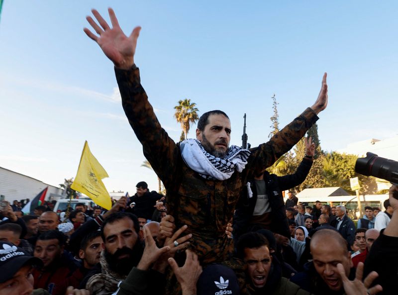 © Reuters. A freed Palestinian prisoner is carried by people after he was released by Israel as part of a hostages-prisoners swap and a ceasefire deal in Gaza between Hamas and Israel, in Khan Younis in the southern Gaza Strip, January 25, 2025. REUTERS/Mohammed Salem