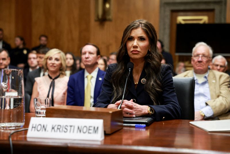 © Reuters. FILE PHOTO: Kristi Noem, U.S. President-elect Donald Trump's secretary of Homeland Security nominee, testifies during a Senate Homeland Security and Governmental Affairs Committee confirmation hearing on Capitol Hill in Washington, U.S., January 17, 2025. REUTERS/Evelyn Hockstein/File Photo