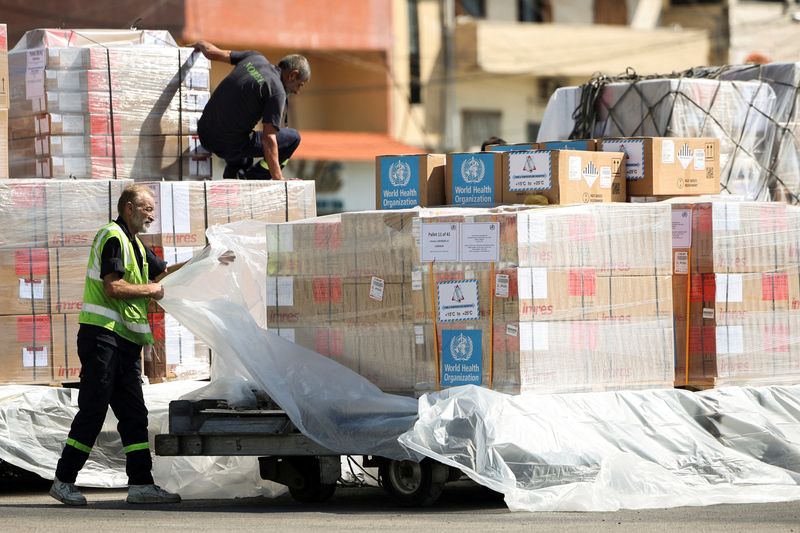 © Reuters. FILE PHOTO: Medical aid shipment from the World Health Organization (WHO) and the U.N. refugee agency, United Nations High Commissioner for Refugees (UNHCR) arrives at the Beirut-Rafic Hariri International Airport, in Beirut, Lebanon, October 4, 2024. REUTERS/Louisa Gouliamaki/File Photo