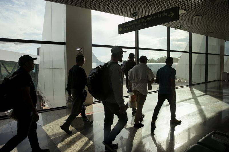 © Reuters. Brazilian migrants deported from the U.S. under President Donald Trump's administration, board a Brazilian Air Force flight to Belo Horizonte at the Eduardo Gomes International Airport in Manaus, Brazil, January 25, 2025. REUTERS/Bruno Kelly